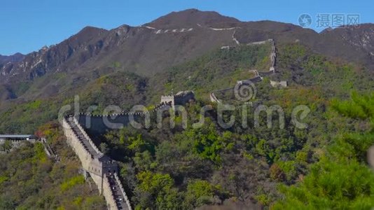 中国长城的缓动稳定拍摄，它在一个秋天的开始，从山的一侧升起。 照相机视频