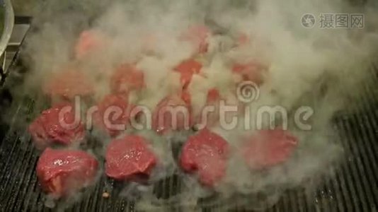 大块的肉在烤架上烤着。 有一股烟。 厨房餐厅。 顶部视图视频