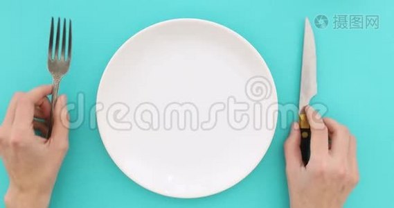 女性手拿餐具和空盘子视频