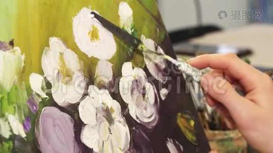 一位从事绘画工作的专业艺术家视频