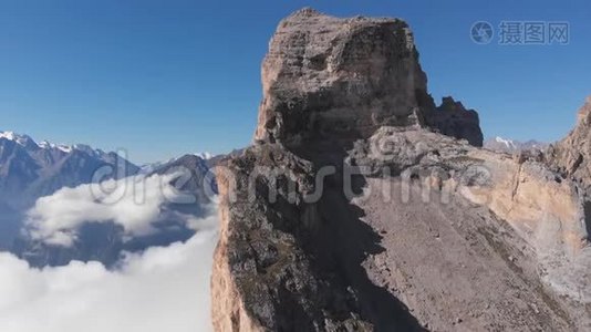 空中飞行的镜头飞越山峰之间的云层。视频