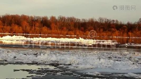 戴伯克。 冰漂在河上，冰漂在春天或初冬视频