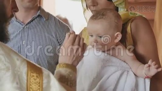 牧师在婴儿洗礼的过程中用油膏的仪式视频
