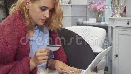女孩用信用卡付款视频