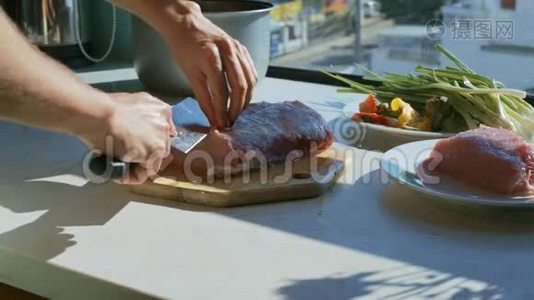 为橱窗提供美味菜肴的人肉准备视频