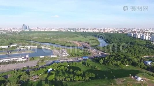 在城市公园上空飞行。 莫斯科市中心的绿树。 美丽的夜空。视频