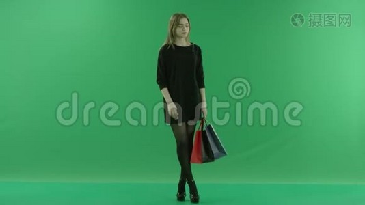 增强现实中带包的年轻女性，彩色钥匙绿色背景视频