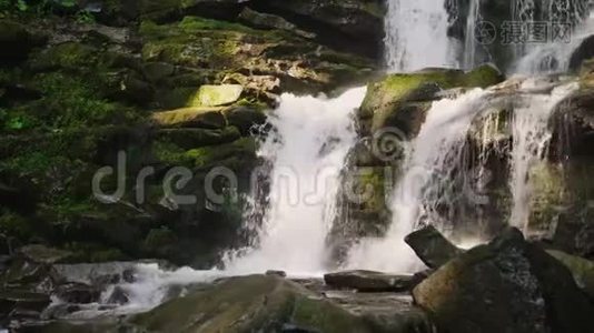 美丽的瀑布在山上，清澈的水。 倾斜射击视频