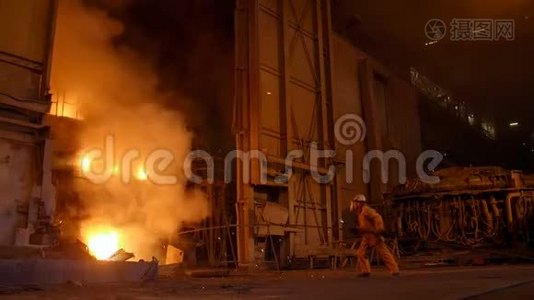 高炉、钢铁厂的冶金工人视频