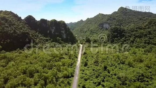 山峦间绿谷中的路视频