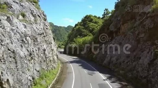 沿着蜿蜒于陡峭山脉之间的高速公路行驶视频