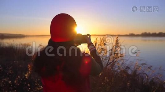 旅游少女旅行者女摄影师拍照，少女拍海滩湖照片.. 女人拍照视频