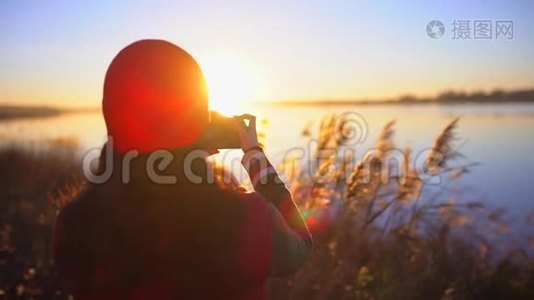 旅游少女旅行者女摄影师拍照，少女拍海滩湖照片.. 女人拍照视频