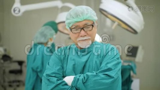 手术室高级男外科医生画像。视频