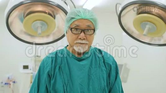 手术室高级男外科医生画像。视频