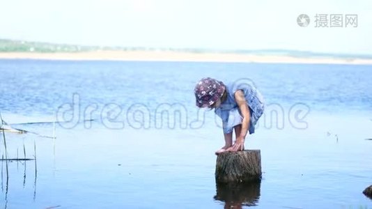 小女孩穿着裙子，张开双臂站在湖边视频