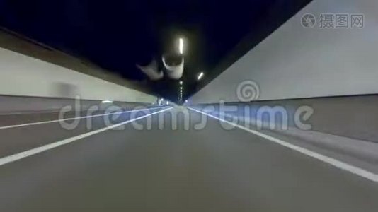 通过隧道快速行驶，中心有优势。 车辆射击视频