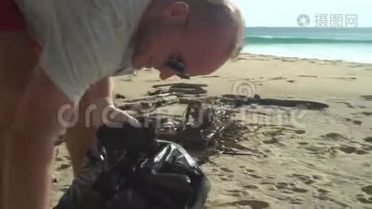 打扫海滩的人视频