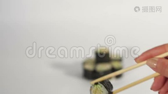 手拿寿司卷在筷子，白色BG。视频