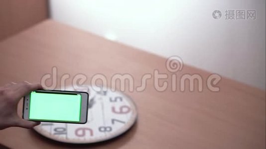 智能手机扫描时钟，用绿色屏幕将手向右向左移动视频