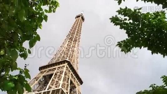 埃菲尔铁塔和灰色的天空。视频