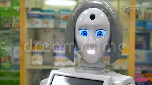 一个机器人在商店里迎接顾客。视频