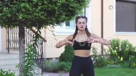 健身运动女孩在街上做健身运动视频