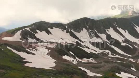 相机飞过群山。 艾布拉岭。 夏天的滑雪坡。 罗萨·库特滑雪场附近的山脉视频