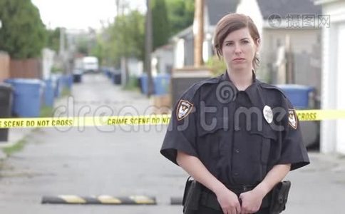 犯罪现场的女警察高清视频