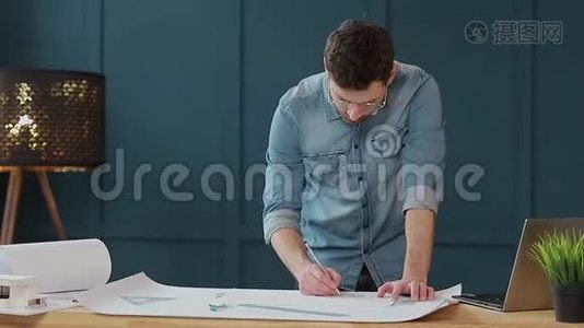 建筑师用旋转工具和铅笔绘制蓝图，关闭。 男性建筑师在工作，只有手拿尺子视频