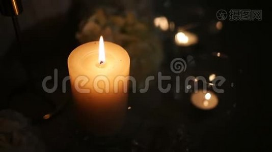 女孩在黑暗中点燃装饰蜡烛。 关门视频