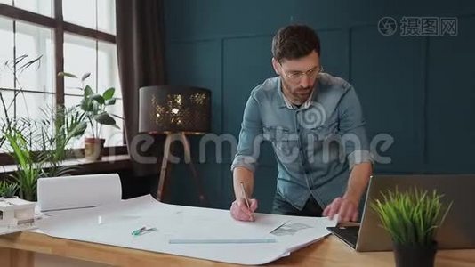 建筑师用旋转工具和铅笔绘制蓝图，关闭。 男性建筑师在工作，只有手拿尺子视频