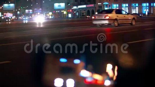 夜间城市灯光及交通背景.. 车侧镜反射..视频