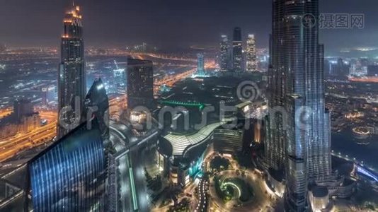 迪拜市中心的全景式天际线景观，包括购物中心、喷泉和Burj Khalifa的空中夜晚，直到白天。视频