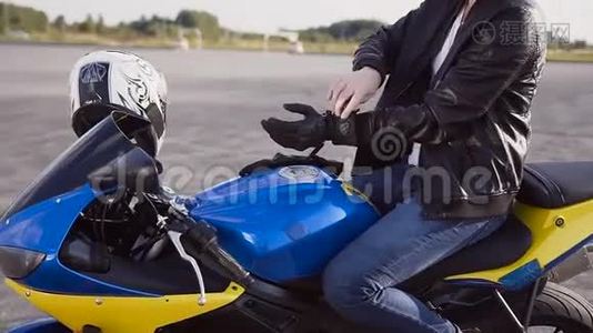 骑摩托车的人戴着特殊的皮手套视频
