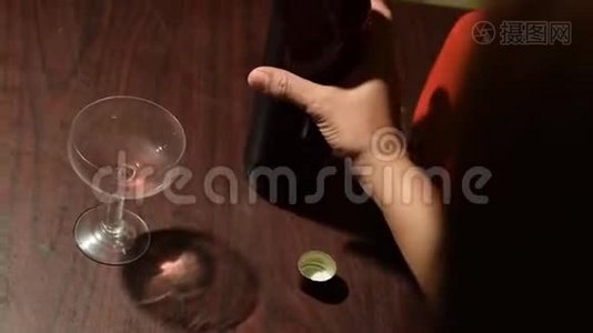 女人的手把红酒倒在老式玻璃上。视频