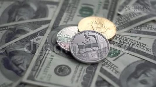 在100美元钞票上旋转的金银比特币BTC硬币顶部的Litecoin。 全球虚拟互联网视频
