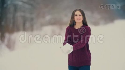 美丽的女孩扔雪视频