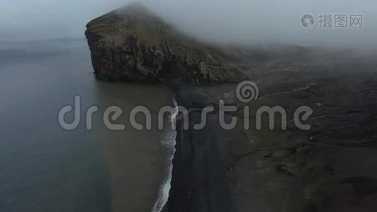 悬崖和黑色海滩的景色与停留的波浪。 安德列夫。视频