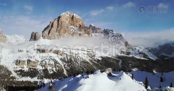 从空中向雪高山谷前进，在辛克托里有森林。 晴天或日出，晴天，多云的天空视频