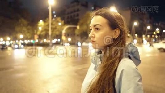 劳累的女孩下班后走在黑暗的街道上。 夜城生活视频