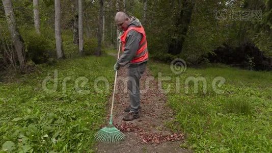 在路上用耙子的人视频