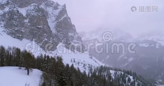 前方空中森林发现雪山。 多云坏阴多雾天气.. 冬季意大利白云石视频