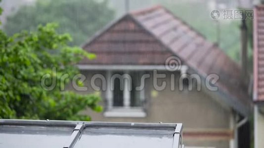 村庄里的雨天，雨滴落在屋顶上，夏天视频
