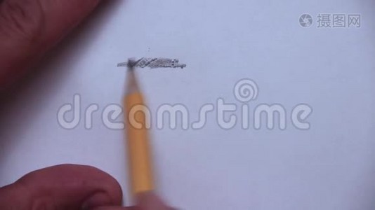 这个人`用一支简单的铅笔在一张白纸上画着比特币，用简单的笔画。视频
