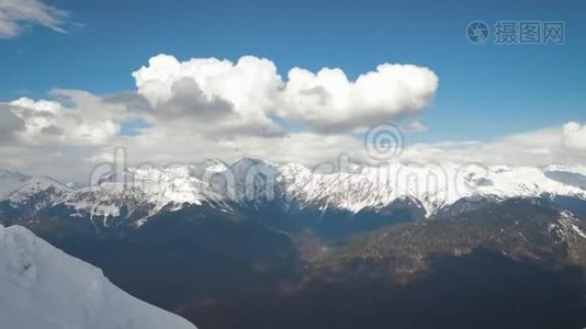 鸟瞰白雪覆盖的群山。 白色雪山上的旅游理念和寒假..视频