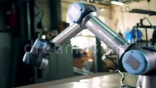 自动机器人在仓库里移动视频