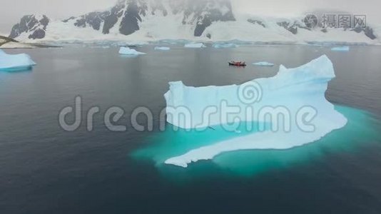 以南极海岸为背景的游艇。 安德列夫。视频