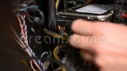 技术员在个人电脑内部的硬盘上插入电线视频