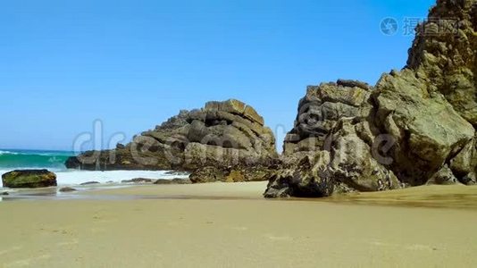 葡萄牙西大西洋沙滩上的石头和岩石视频